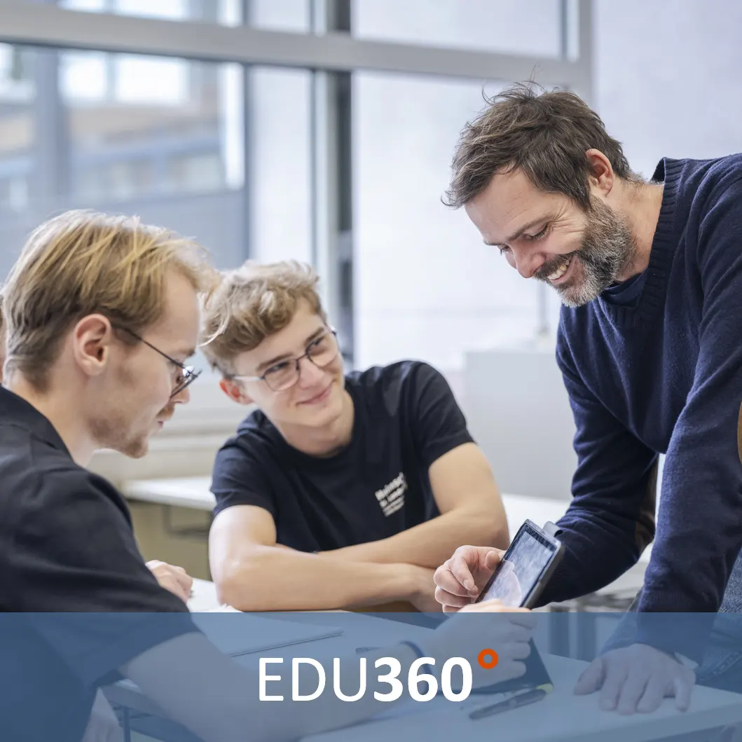 Schulstiftung Freiburg EDU Lehrer mit Schuelern.webp