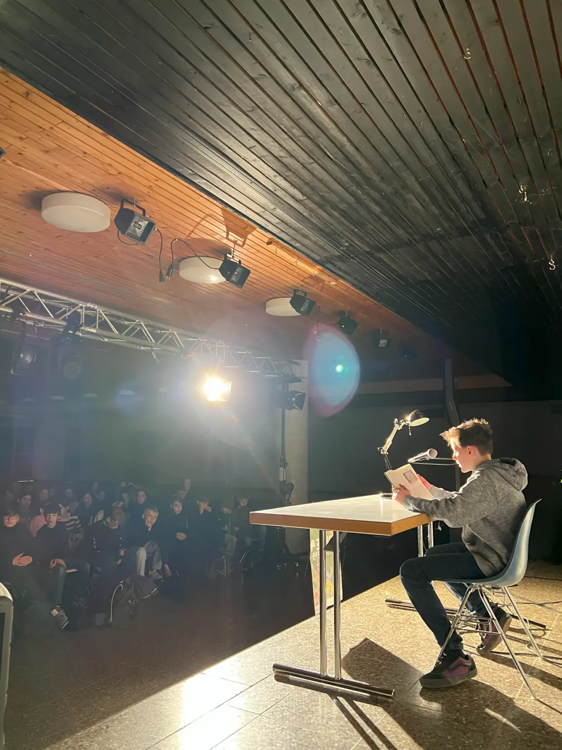 St. Landolin Schule Vorlesewettbewerb Lesender Licht