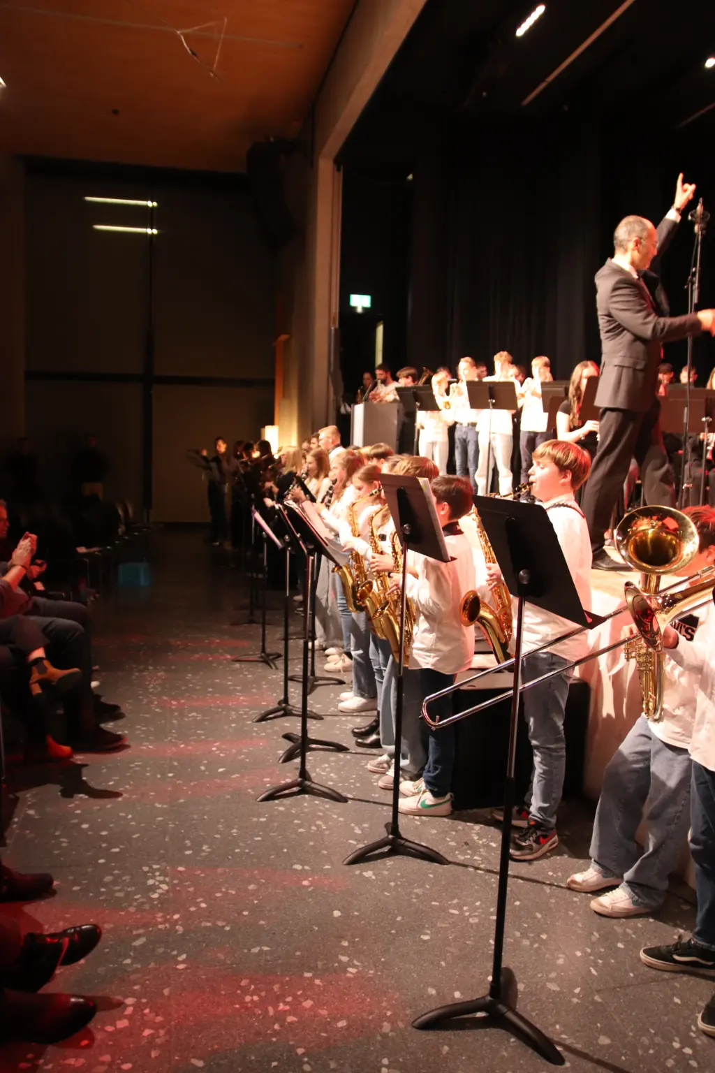 St. Landolin Schule Winterkonzert Bläserklassen Bühne